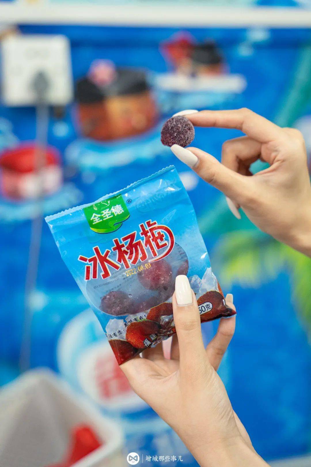 有一颗颗的杨梅冰,酸酸甜甜好滋味;也有冰红茶味的冰棍,不用一块钱