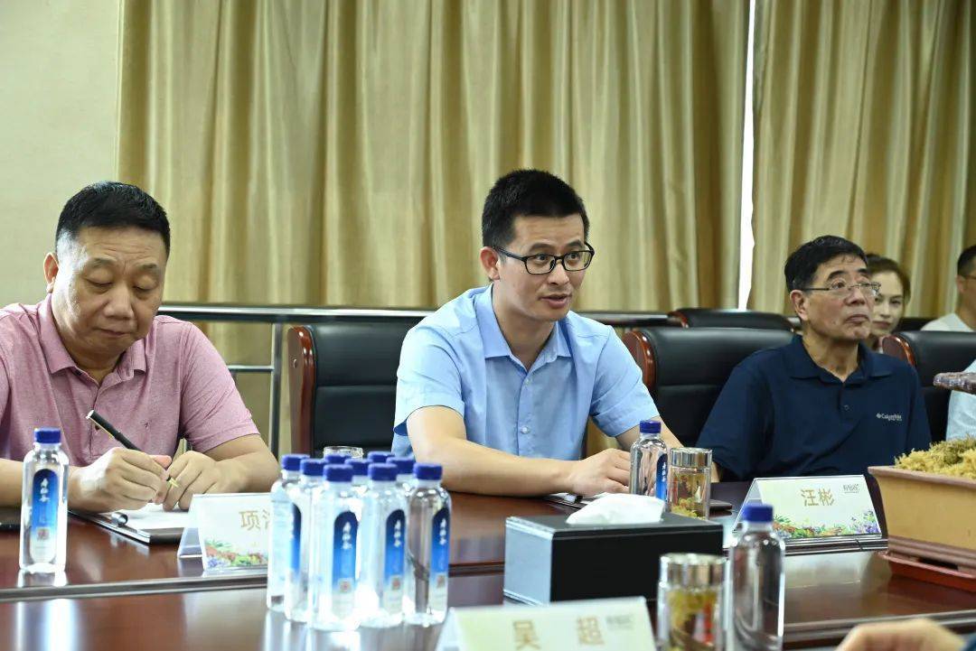 寿仙谷公司总经理李振宇,寿仙谷济世健康总经理吴超等向汪彬一行详细