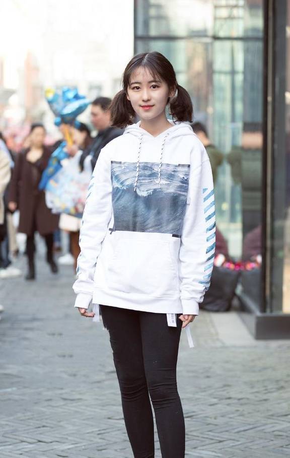 街拍:扎马尾的美女很多,但是这么好看的真不多见_下身_黑色_白色