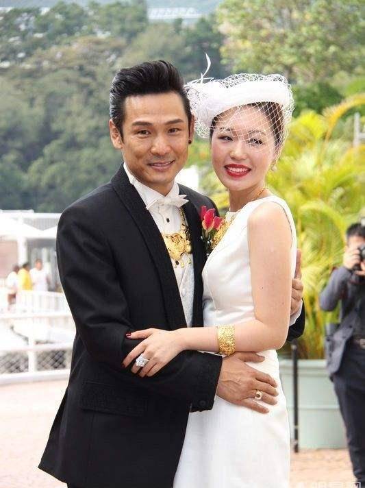 在杜德伟的父母生病住院期间,李晓冰都一直陪伴在杜德伟的身边.