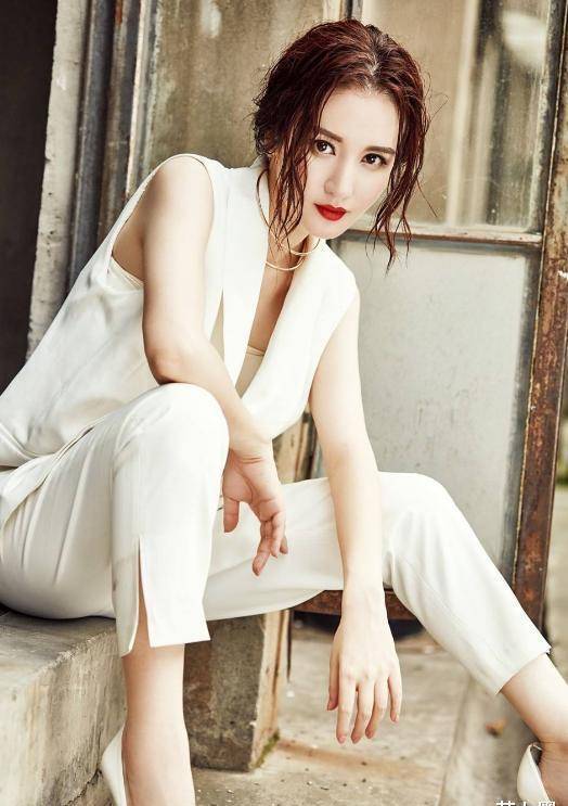 张萌和老公出行甜蜜,穿紧身小码配牛仔裤秀时尚,凹凸身材真抢镜_张萌