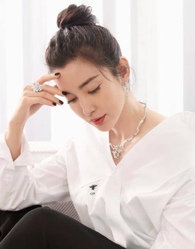 李冰冰近照,气质出众优雅又精致,果然又是别人家的46岁_都能_时尚