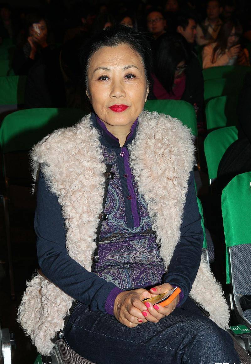 72岁汪明荃美到了骨子里,穿绿色印花礼服与丈夫同框,高雅又气质
