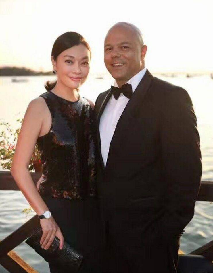 演员史可:一婚著名音乐人不生孩子,二婚外籍老公,8年连生2胎_中戏