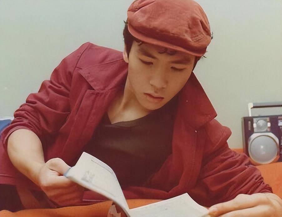 年轻时的甄子丹颜值更为出众,给人一种"翩翩公子"的感觉.