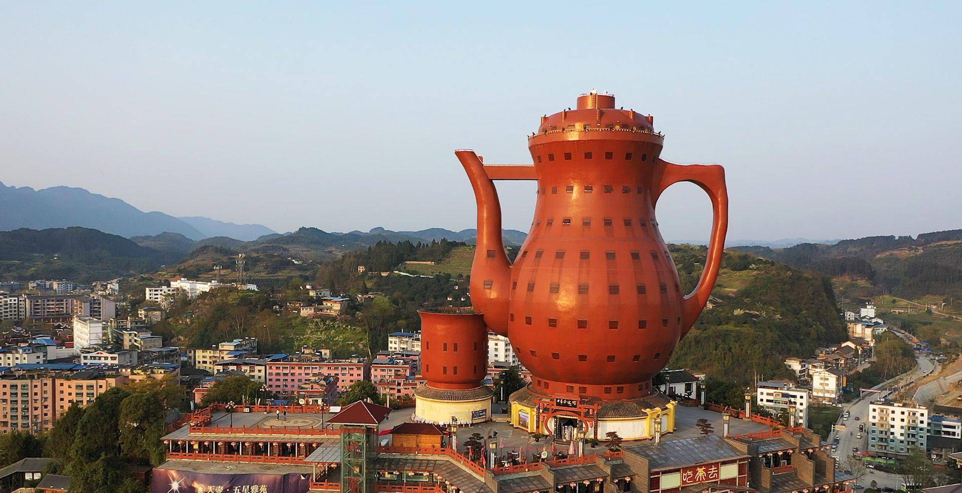 贵州奇葩茶文化建筑,好似一大茶壶坐落山顶,有天下第一壶之称