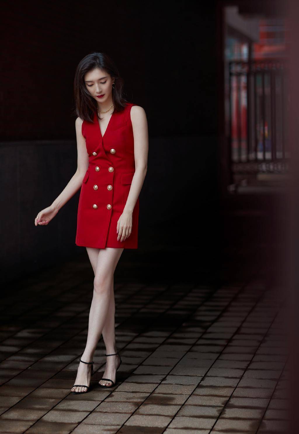 江疏影果然是适合御姐风,大红色无袖西装裙配高跟鞋,霸气迷人_的设计