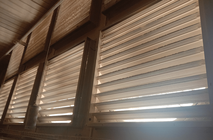 3,风机百叶窗,蝴蝶叶或扇叶有灰尘影响风机排风效率