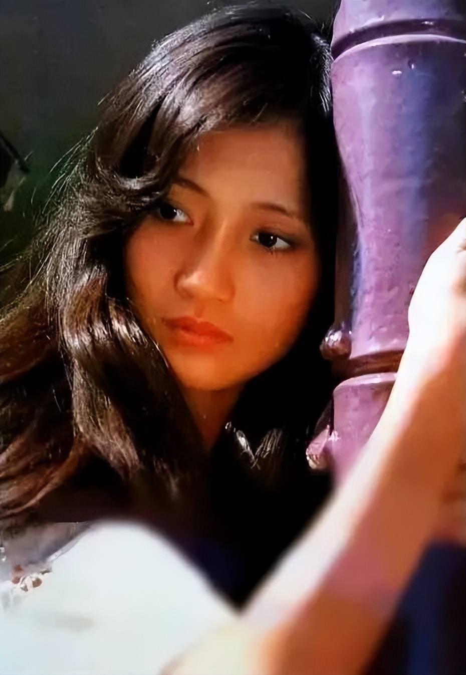 她是王志文的前女友,拍戏时腰部不幸受伤,医生断言:60岁必瘫_林芳兵_