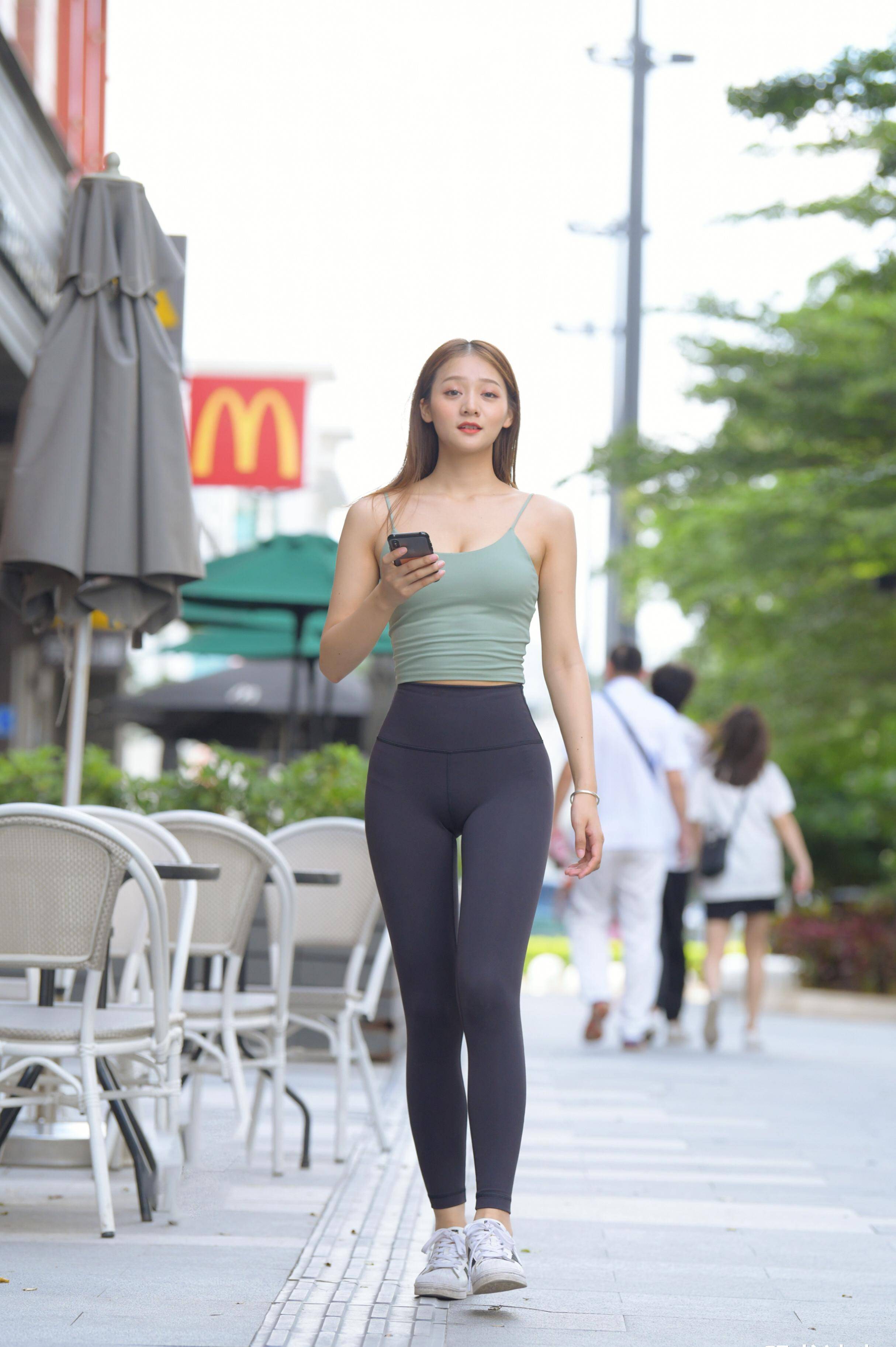 穿吊带背心配瑜伽裤的姑娘,有人觉得是活力,有人觉得是时尚_审美_美女