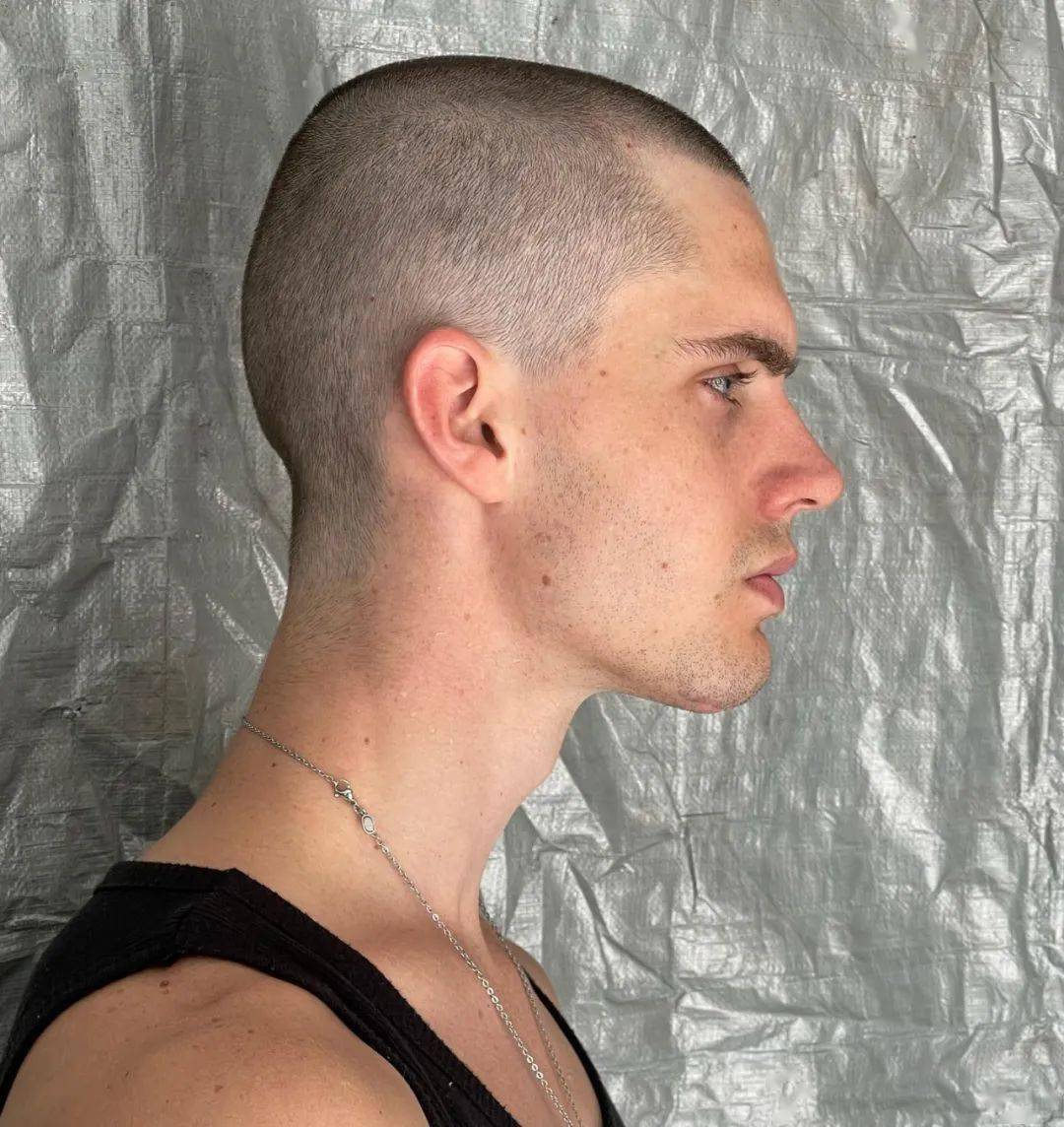 james bayer(爱德华·詹姆斯·拜耳)剃掉了头发,成为了一名寸头男孩