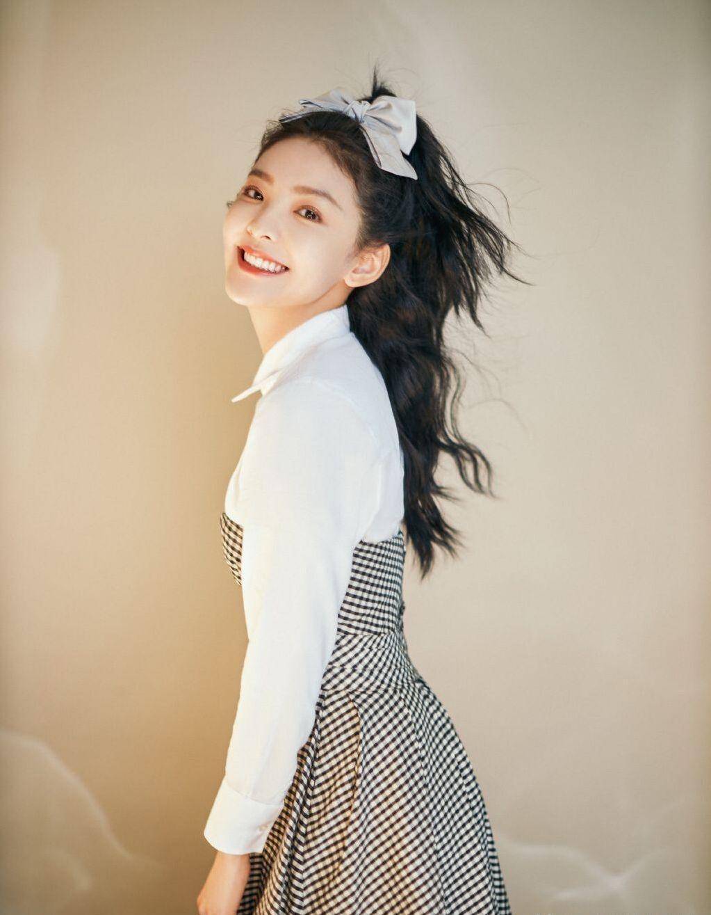 章若楠:穿一身衬衫连衣裙格外的优雅,儒雅气质十足,我建议尝试_大小姐