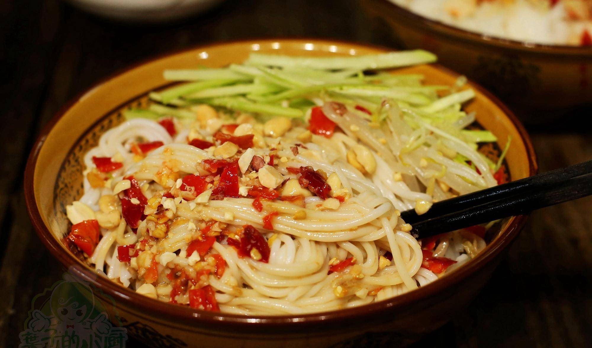 叶子今天来分享一款非常开胃的素凉面,做法非常简单,但味道却很棒