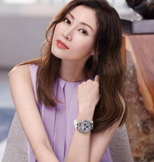50岁的李嘉欣优雅无敌,想提升气质你要学会高级感色系穿搭