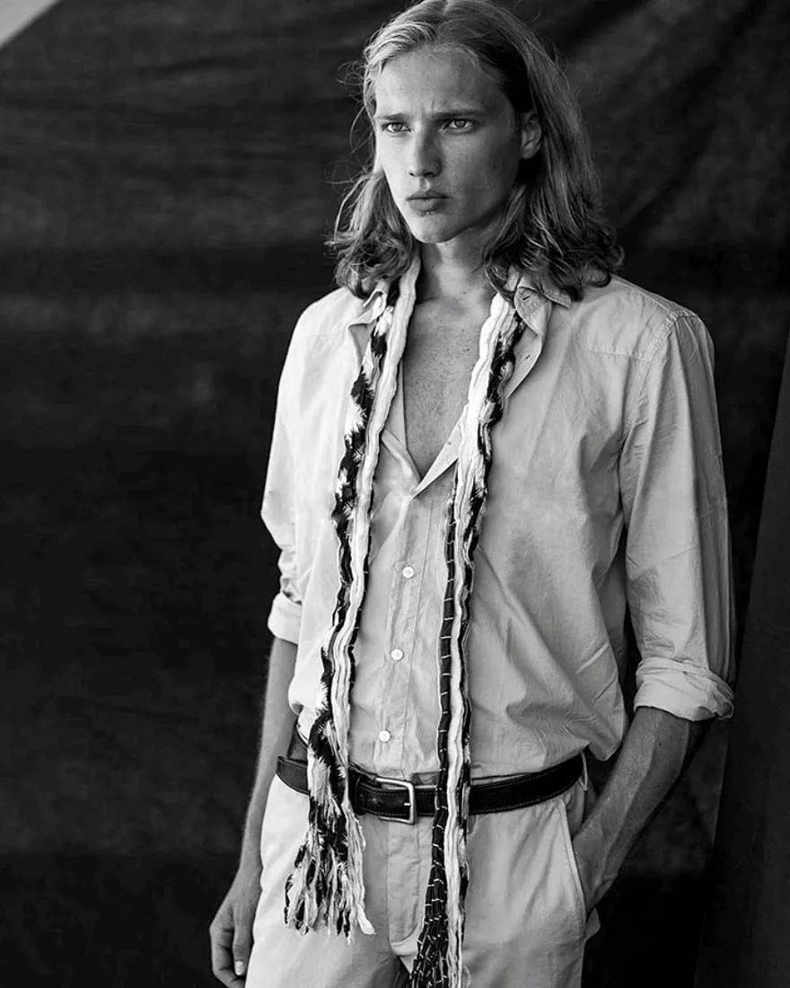 他好帅！_搜狐网, image size:880x1100