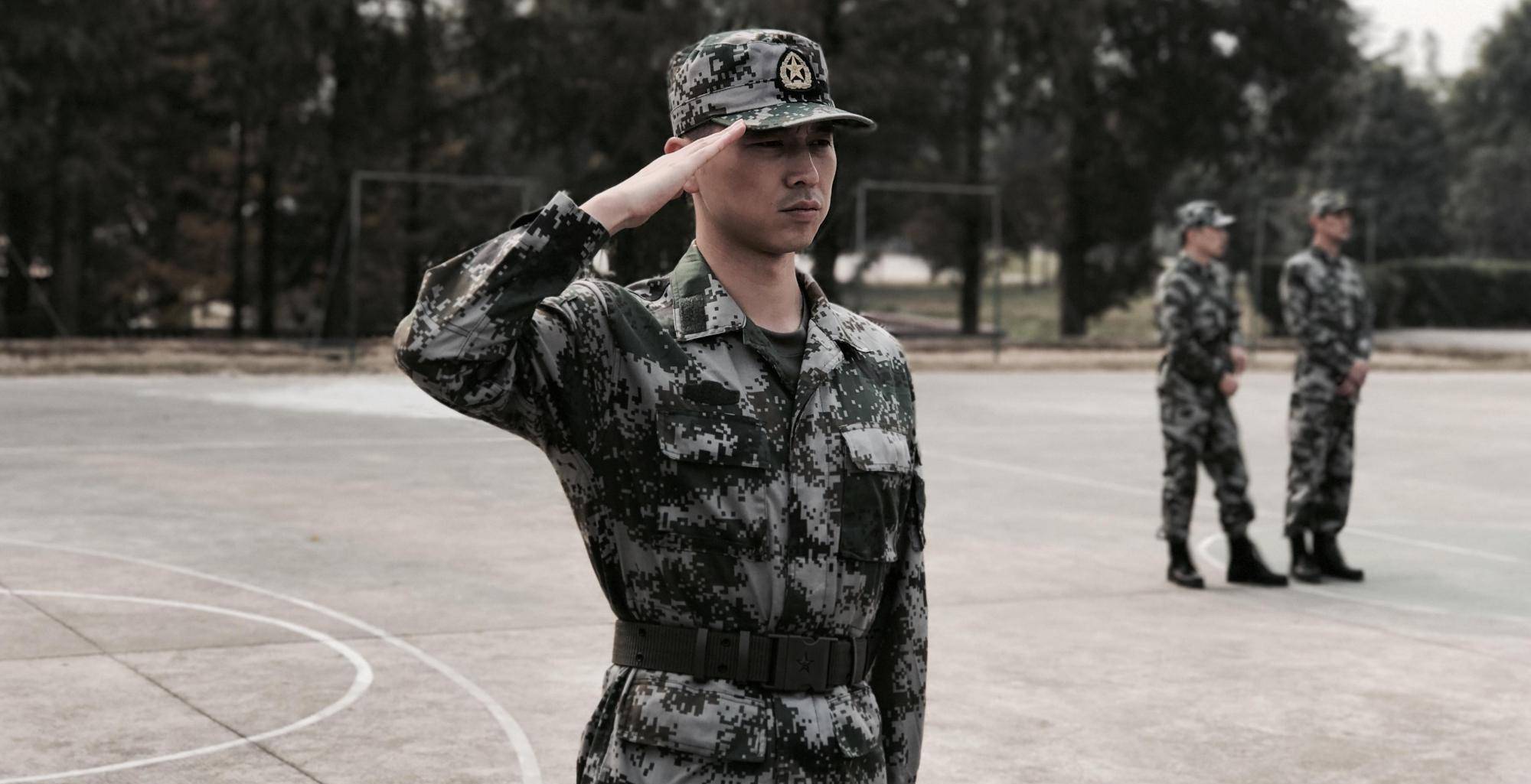 电视剧《陆战之王》槽点太多,但王雷饰演的兵王班长受到观众好评_军营