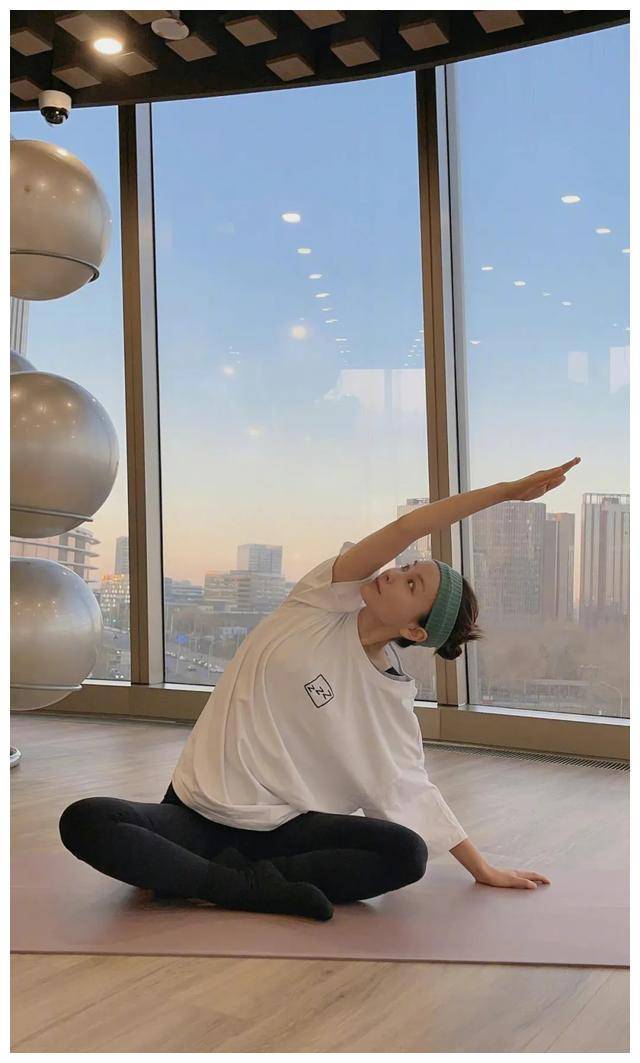 2021年的各种经历,从游泳到做饭,还有学插花,看得出来,吴昕的生活与