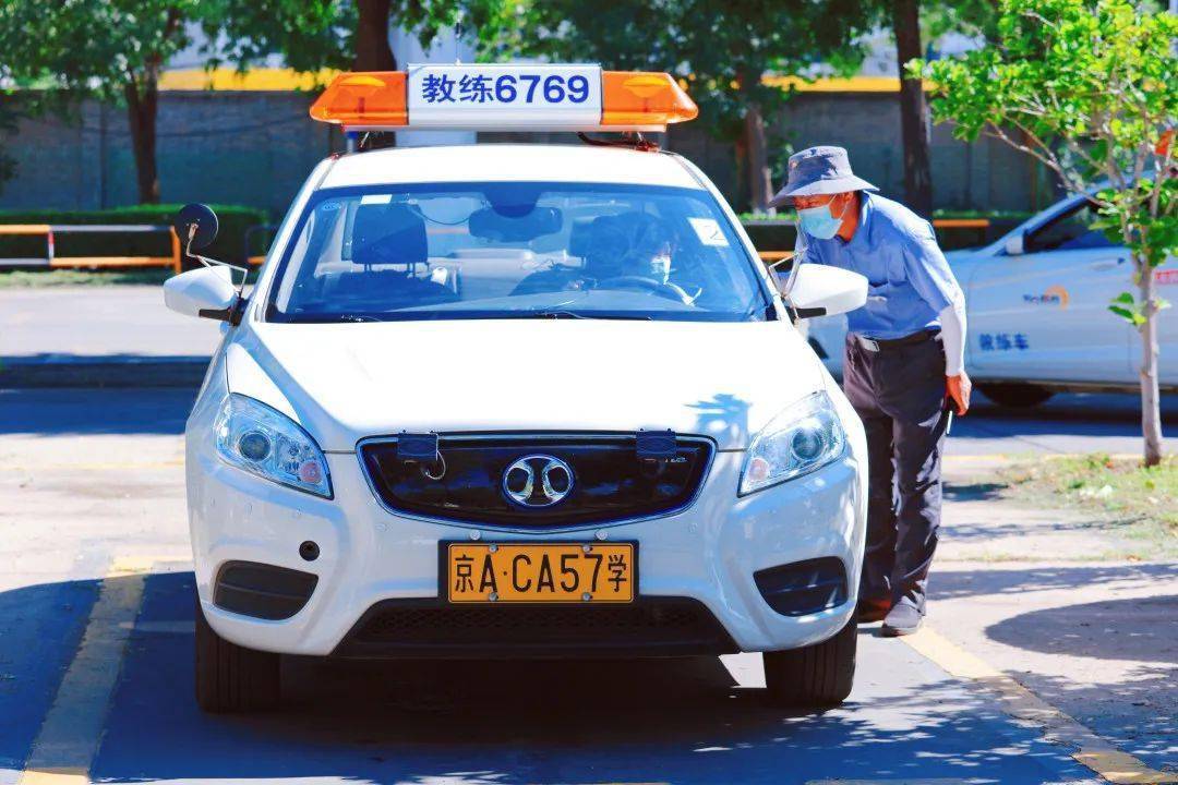 东方时尚的ai人工智能教练车,能够针对学员的薄弱操作进行细致耐心地