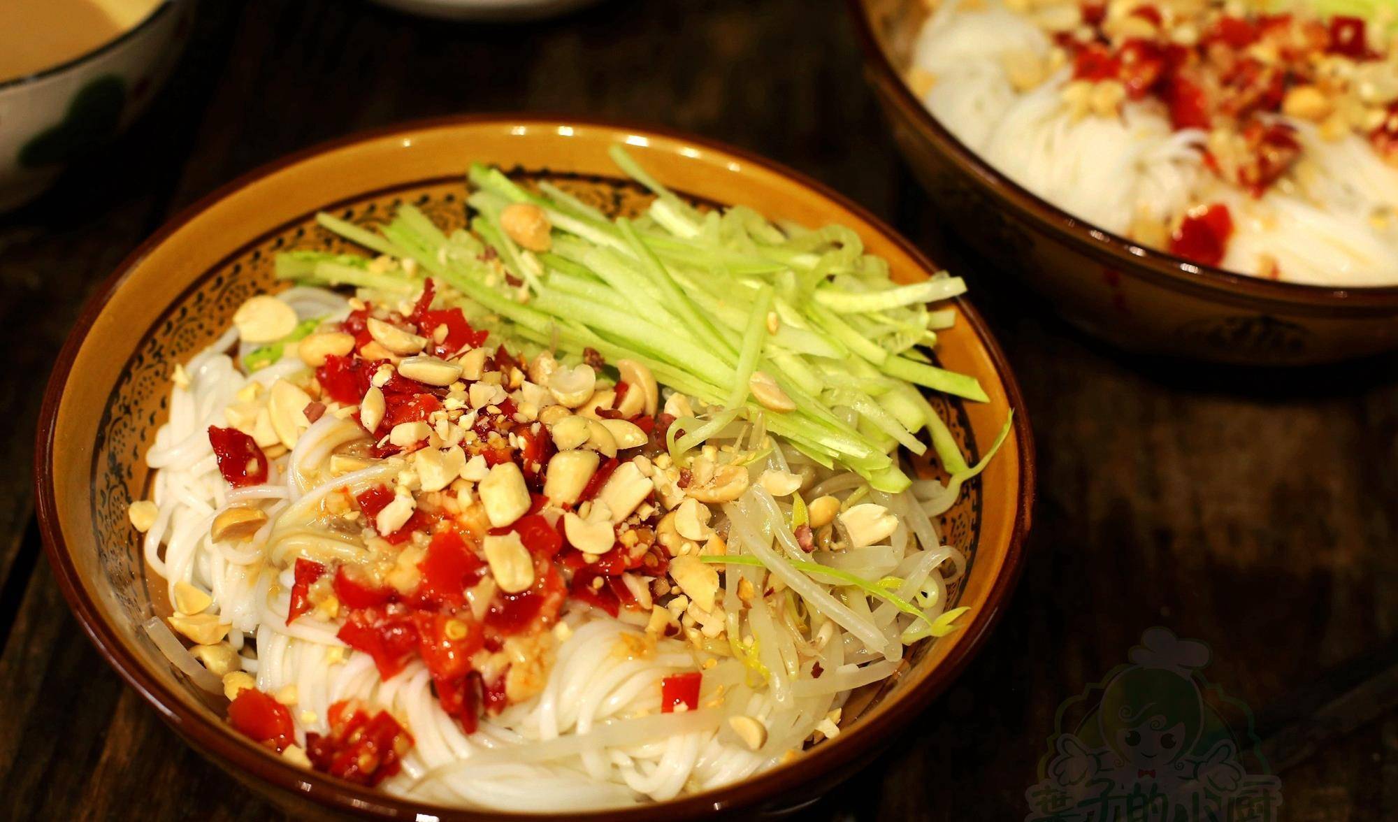 叶子今天来分享一款非常开胃的素凉面,做法非常简单,但味道却很棒