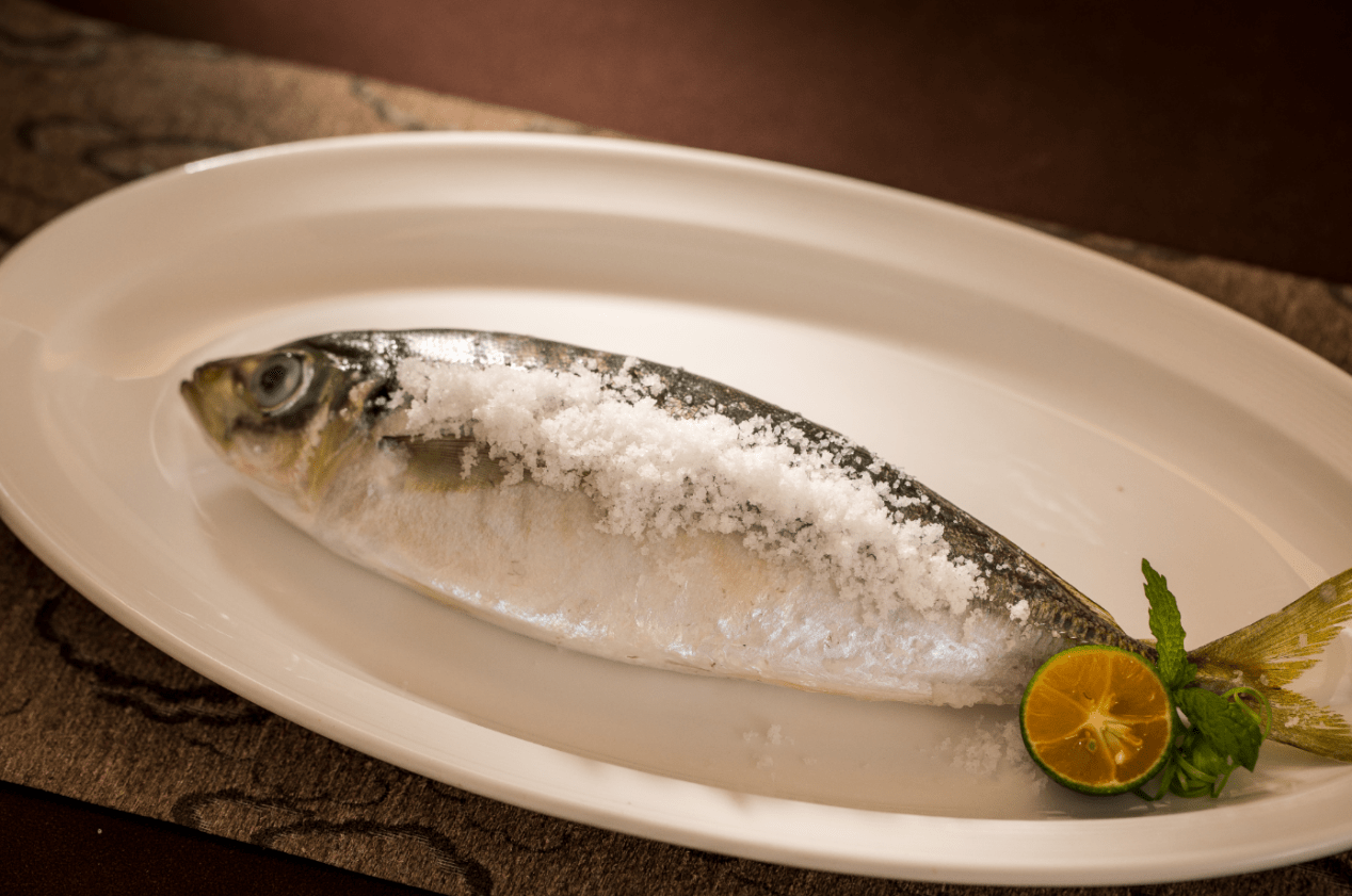 福建菜美食名片餐厅三生石·福建菜新鲜上市的盐烤东山巴浪鱼,新鲜的