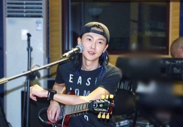 黄义达:曾是"男版孙燕姿",为何剃度出家,如今惨遭一轮游?