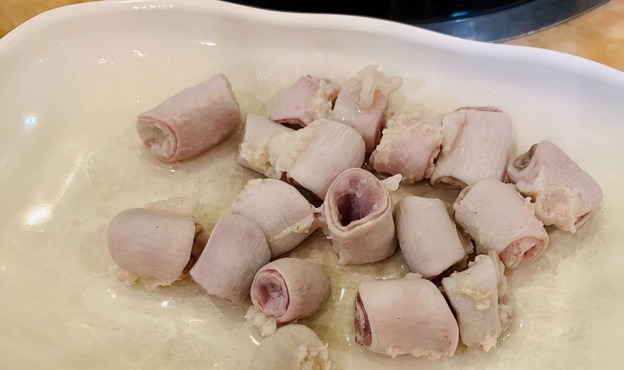 竹肠是猪小肠到胃的那一小段,肥厚爽口有嚼劲,45元一盘没有异味,爽脆