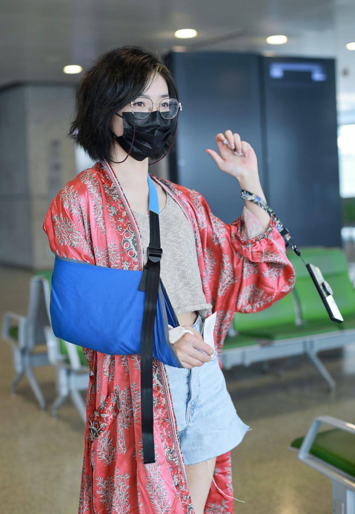 万茜机场私服曝光,红色印花长衬衫搭小背心气场强大,又美又飒_时尚