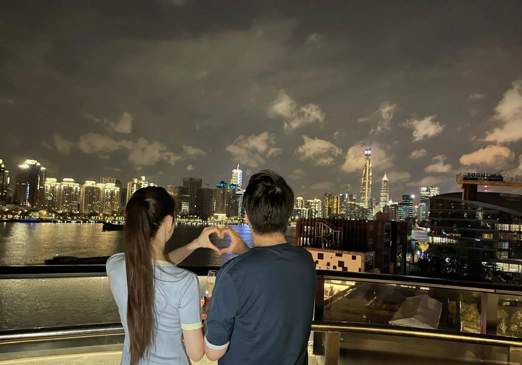 吉娜晒与郎朗比心背影照,穿连衣裙身材好绝,郎朗发文却遭吐槽_妻子