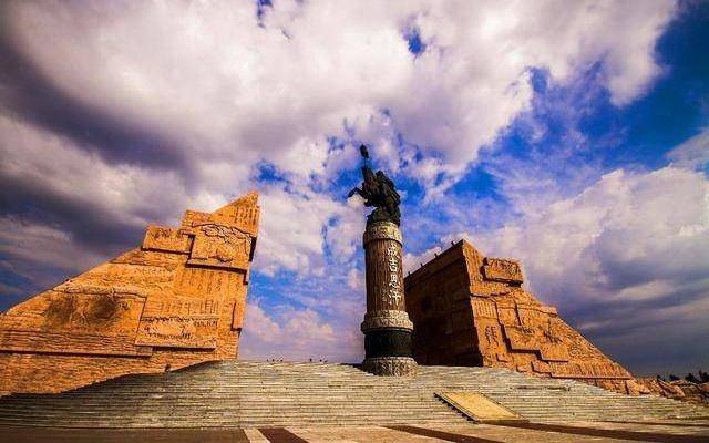 内蒙古龙头旅游区，首批国家非物质文化遗产，海内外游客均来祭祀
