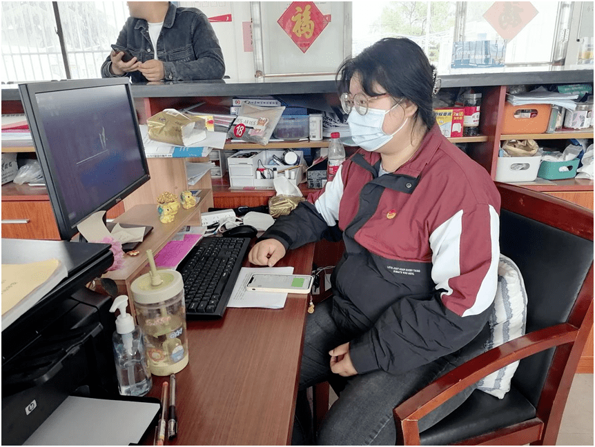 翟璐 梁徐街道三林社区工作人员人无精神则不立,国无精神则不强.