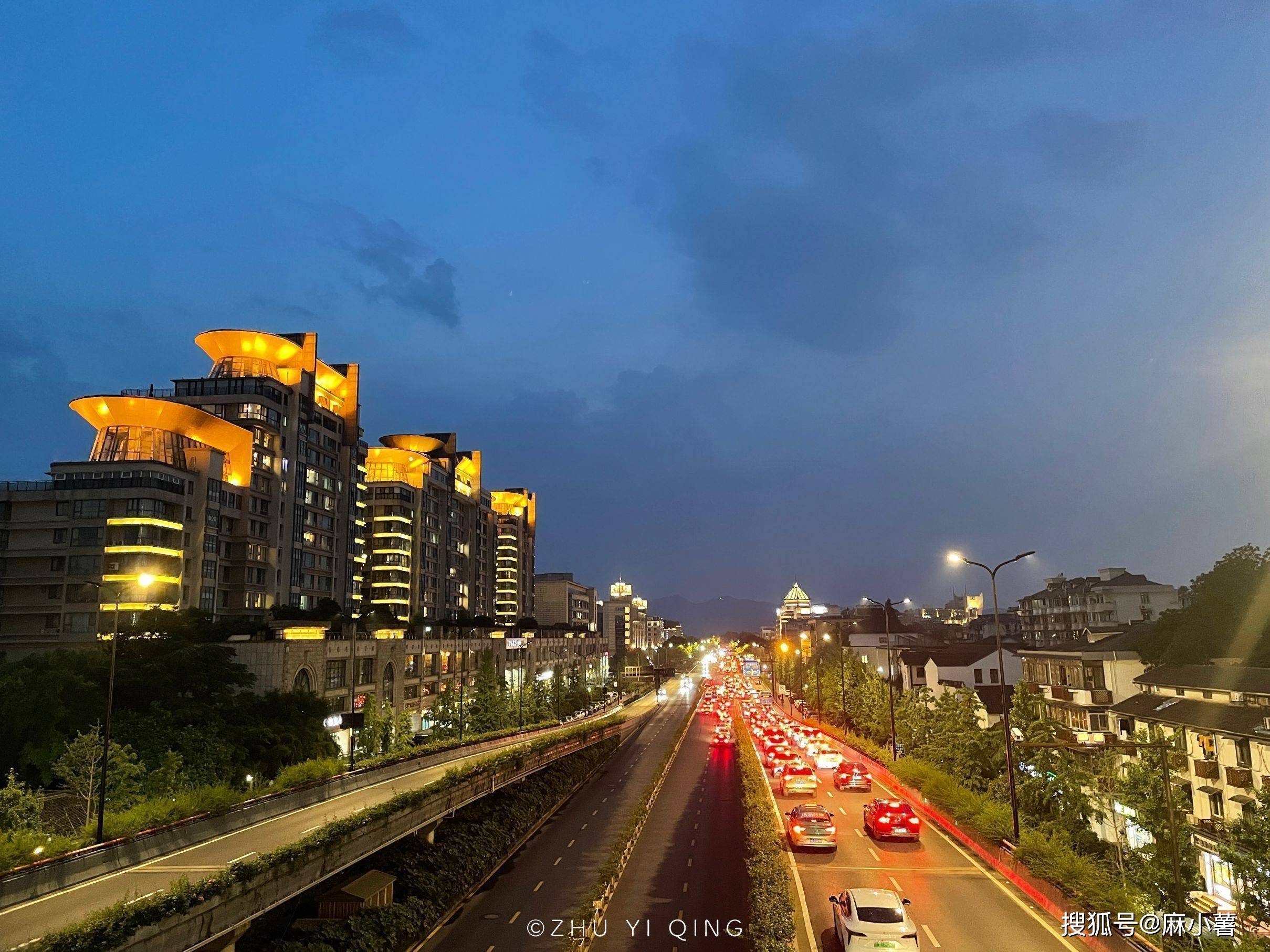 杭州夜经济极具人气的地方，清河坊街人头攒动，晚上比白天更热闹