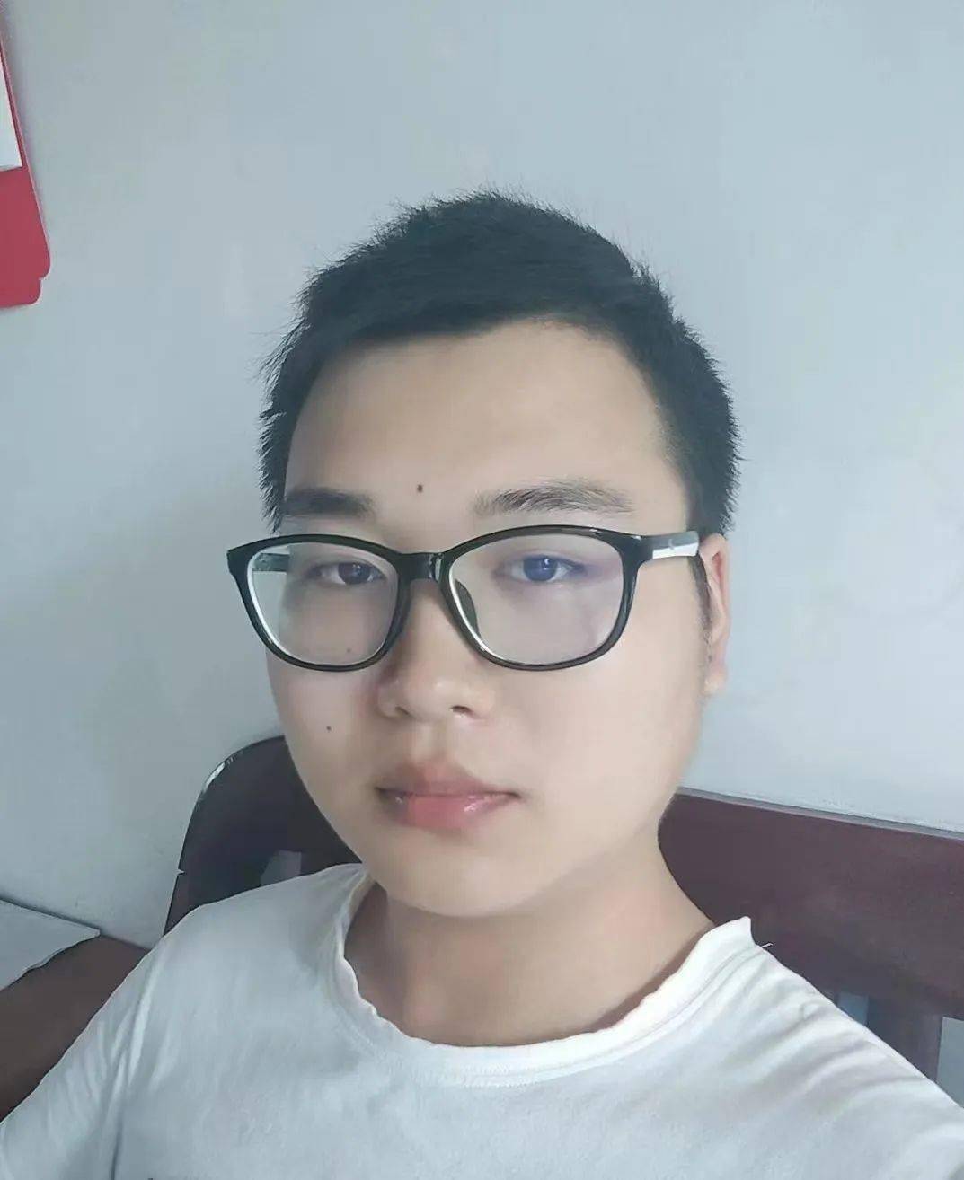 点击小程序认识耒阳3万单身帅哥美女:94两张生活照:15有无小孩,无