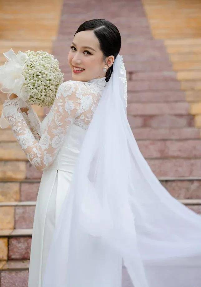 2020年越南小姐范氏方琼在教堂里拍婚纱照,粉丝遗憾没有继续选美_照片