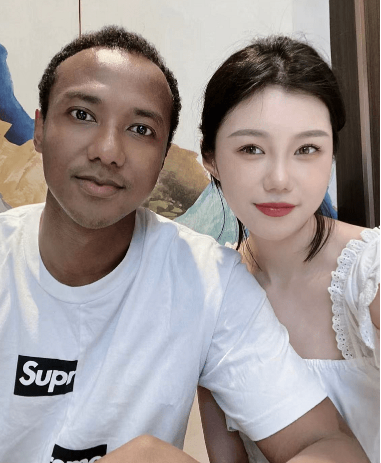 混血球员艾迪:14岁进国家队,迎娶美女模特,宝宝继承他的肤色_中国