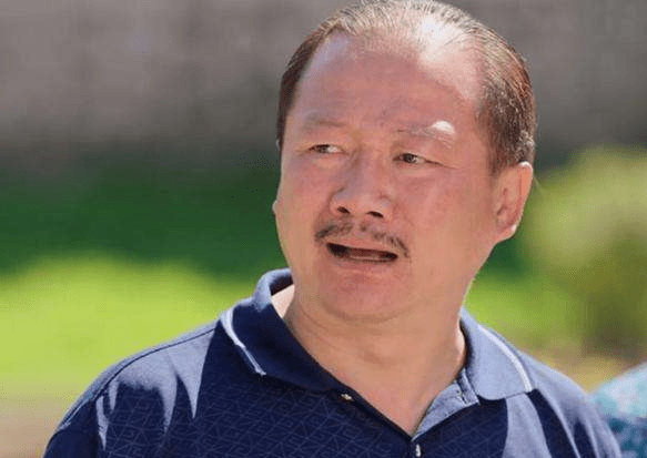 谢广坤直播带货耍才艺,靠两手支撑做空翻,头着地意外露稀疏头发