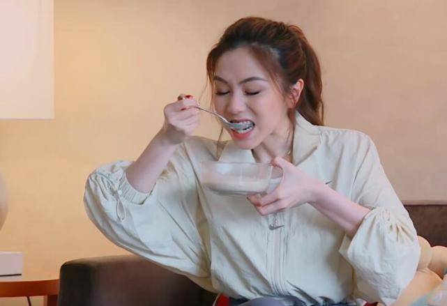 那种豆浆油条胡辣汤,对于漂亮的人来说是非常不适合的,尤其是女明星们