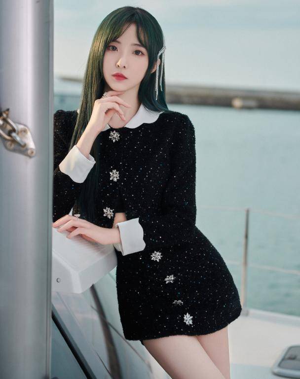 郑乃馨为证明自己是"腰精",穿炫腹装走机场,直男