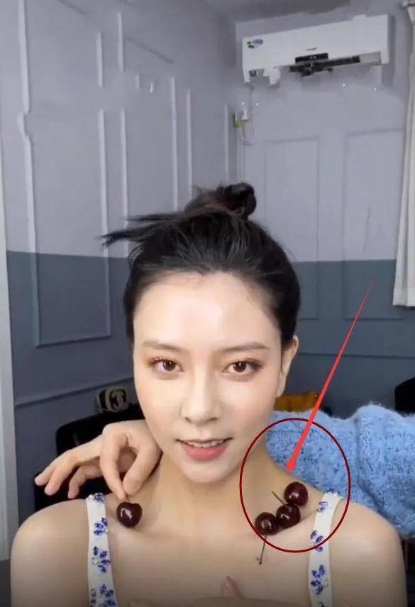 娱乐圈"锁骨精":陈乔恩放鸡蛋,宋妍霏放车厘子,他放32枚硬币_华晨宇