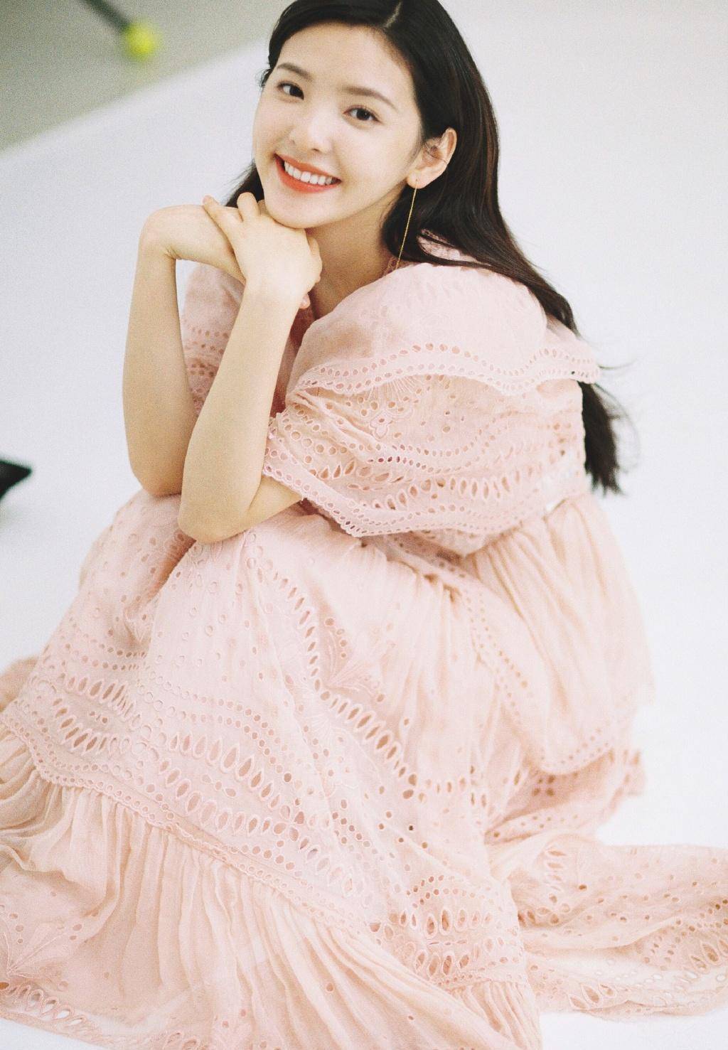 章若楠不愧是"氧气少女",衬衫抹身材裙配蝴蝶结发卡,甜美优雅_宝服装