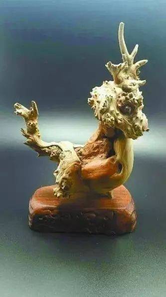 明显特征是年轮相对来说比较稀疏,油性,味道不如崖柏