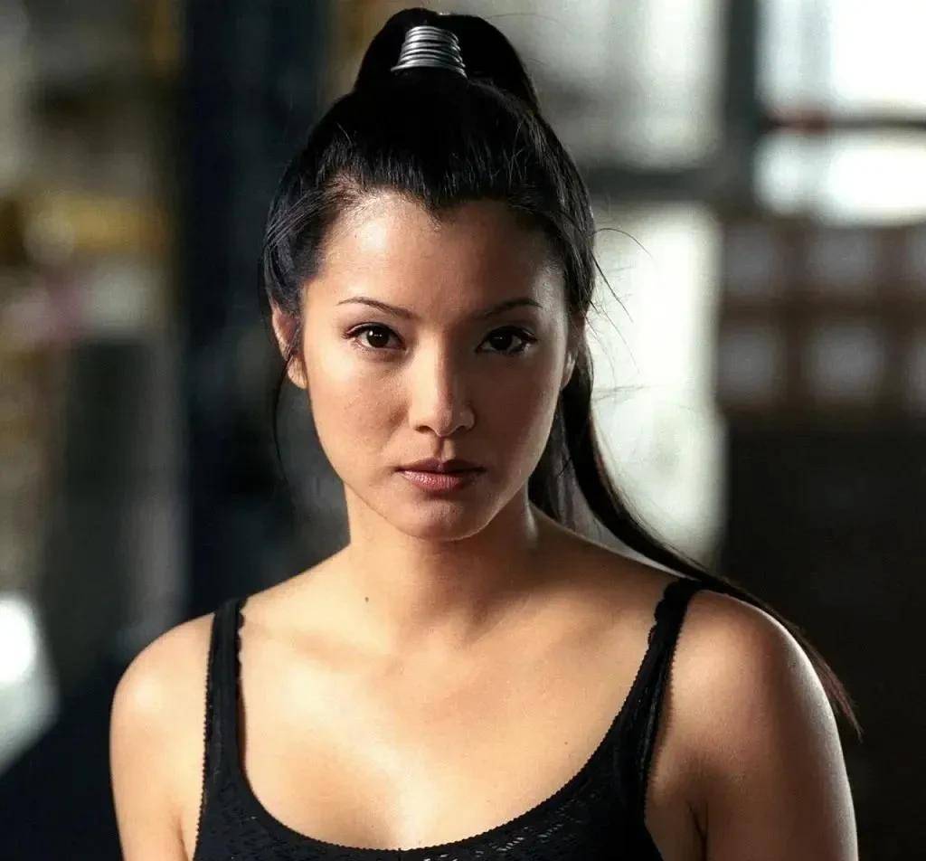 拥有华人血统的她,走出了不同的星路_胡凯莉_蝎子王_女人