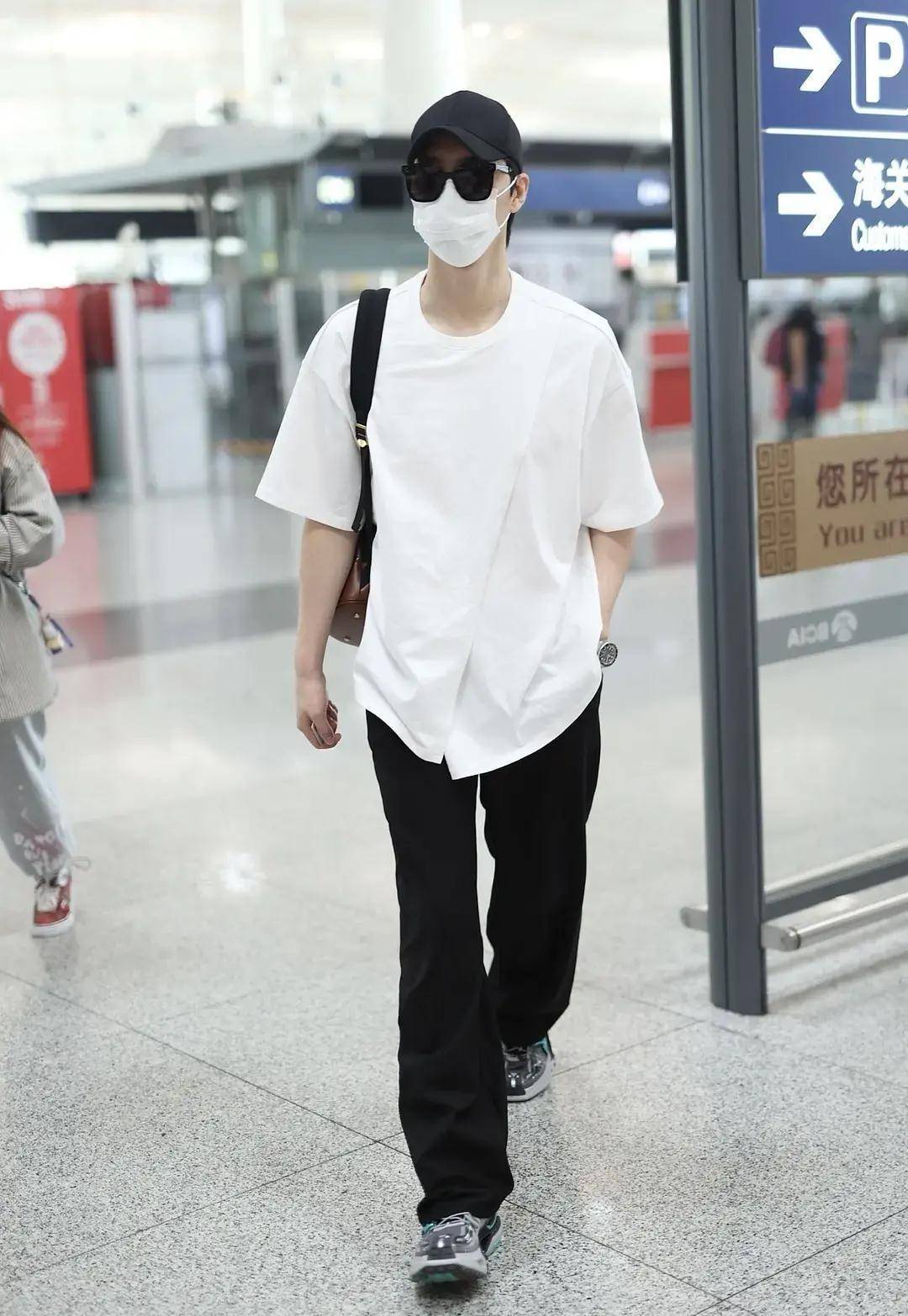 明星街头穿搭_街拍明星穿百褶裙搭配图片_明星穿搭街拍