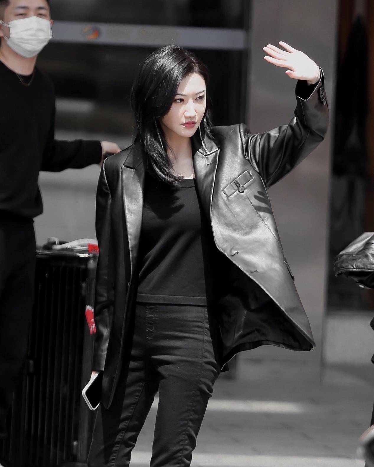 景甜换回现代装太拉风,一身黑色内搭配皮衣,走姿霸气眼神更犀利_形象