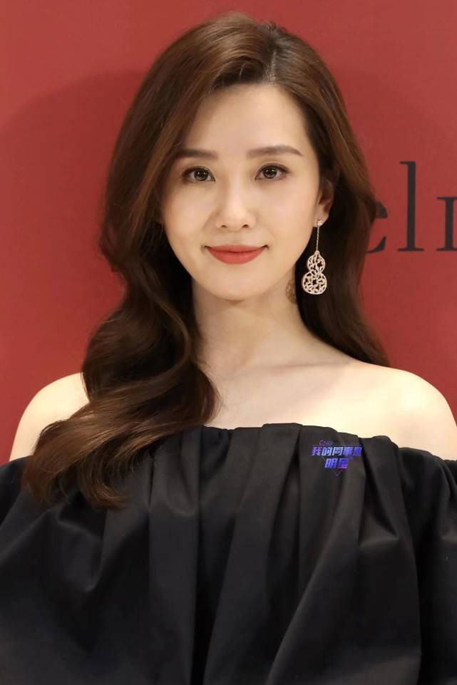 刘诗诗线下活动生图状态绝了,黑色一字连衣裙,露出完美肩颈线_娱乐