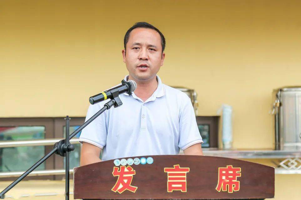 泾县中学校长助理,政教处主任张俊宣布军训团编制.