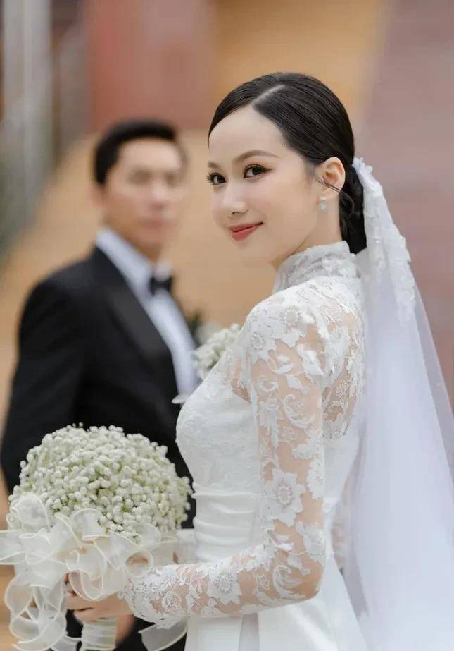 2020年越南小姐范氏方琼在教堂里拍婚纱照,粉丝遗憾没有继续选美_照片