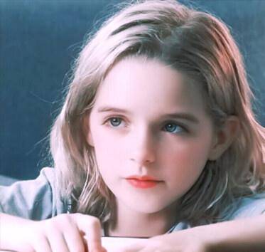 小童星麦肯娜·格瑞丝,被誉为"人间天使",美貌与智慧并存_美得_小姑娘