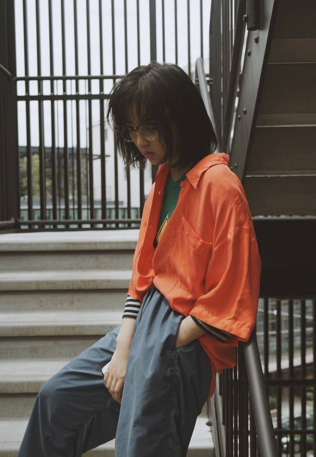 穿花衬衫的张子枫,让我们见识了妹妹的另一面,又痞又帅赢很大_休闲