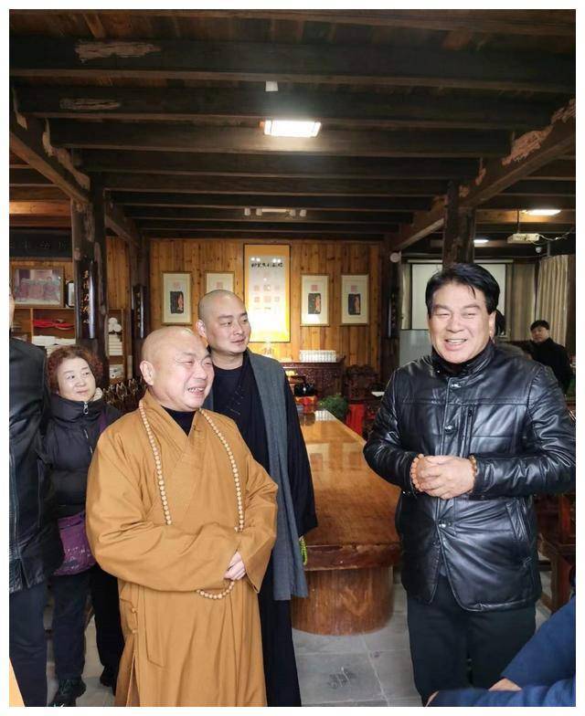 朱时茂罕见露脸现身九华山,方丈大师全程陪同,相貌丝毫不减当年_小品