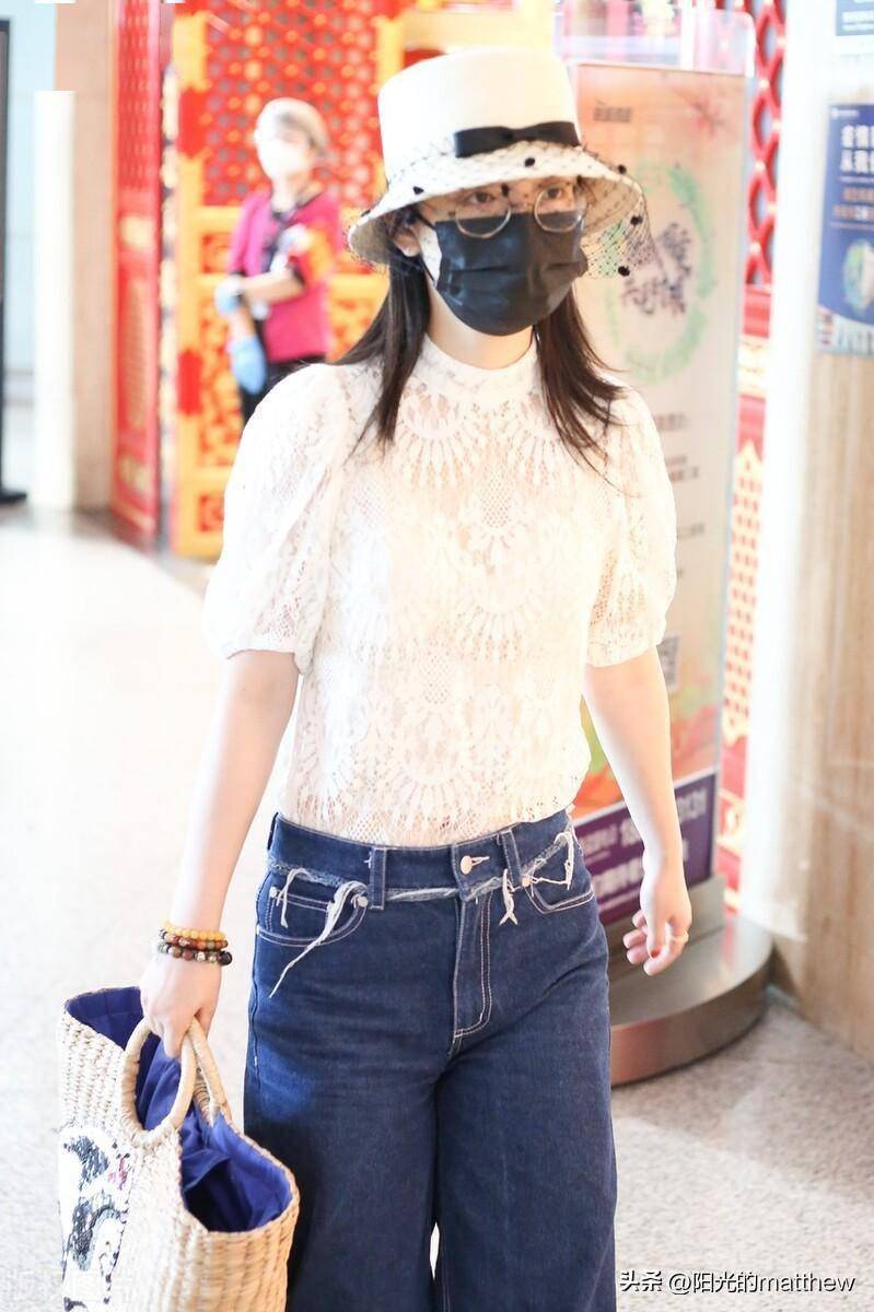 吴倩白色短衫搭喇叭牛仔裤现身机场,戴眼镜文雅得体_饶雪漫_雀斑_吴情